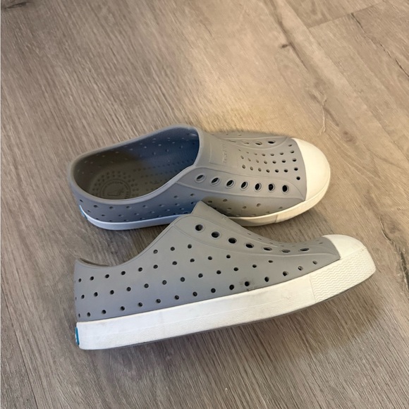 Native Shoes 13 - Picture 2 of 3